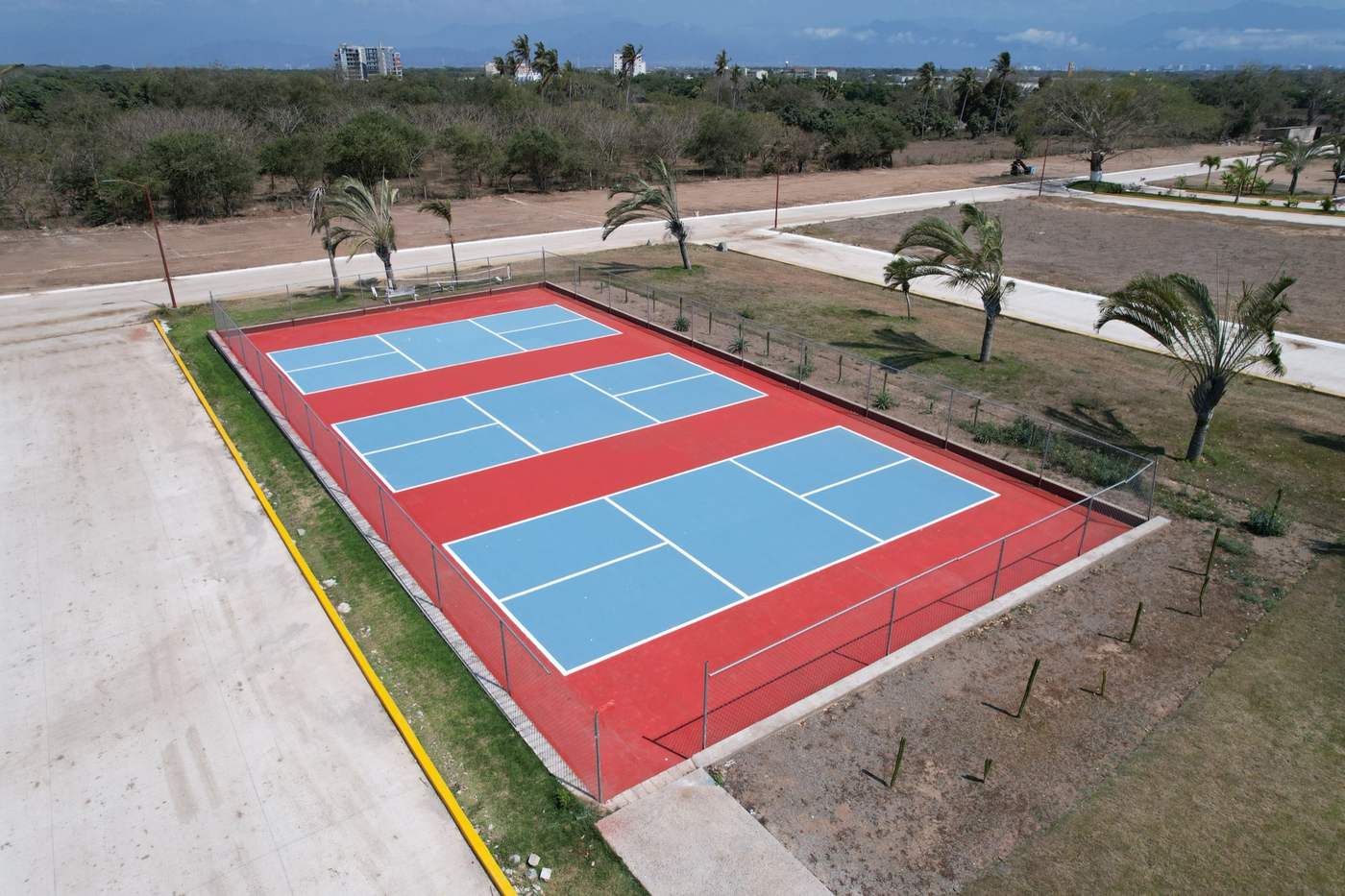 Canchas de pickleball rojas y azules