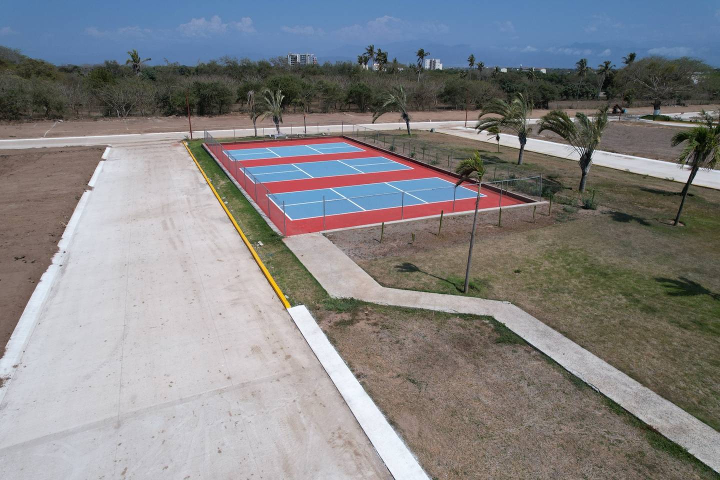 Vista aérea de las calles y lotes de Del Lago Residencial