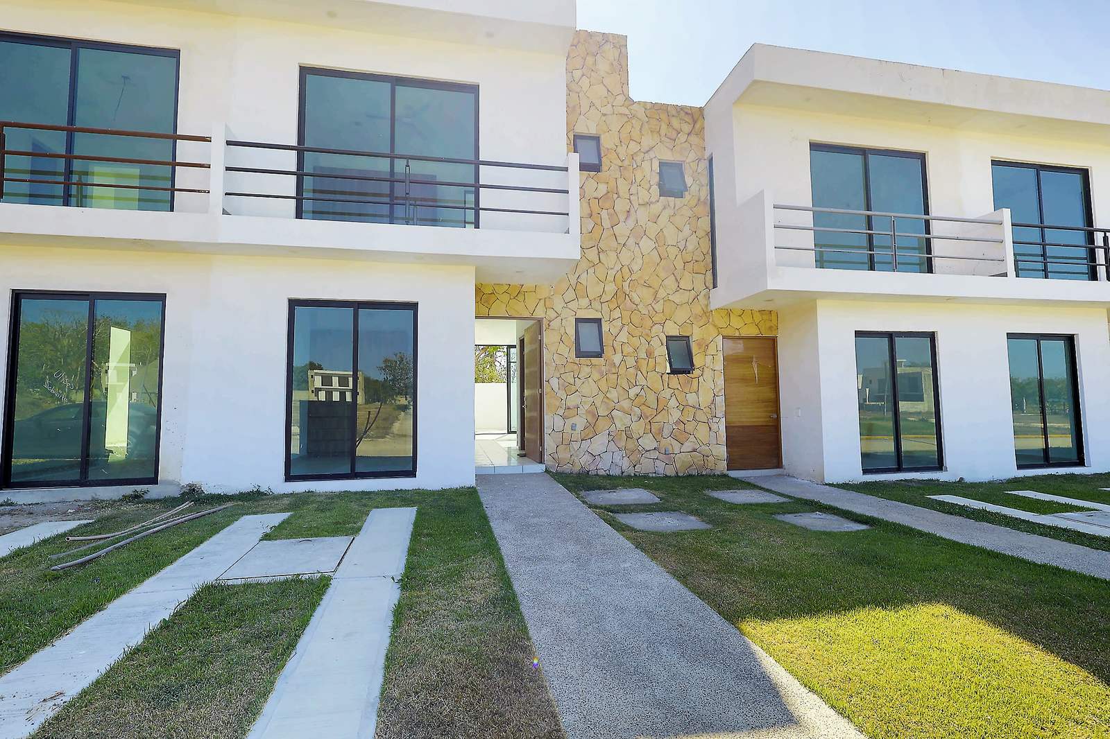 Fachada de casas en Del Lago Residencial