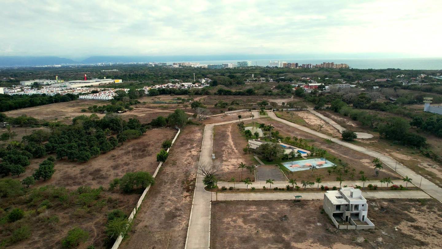 Del Lago Residencial desde el aire, con la Bahía de Banderas al fondo