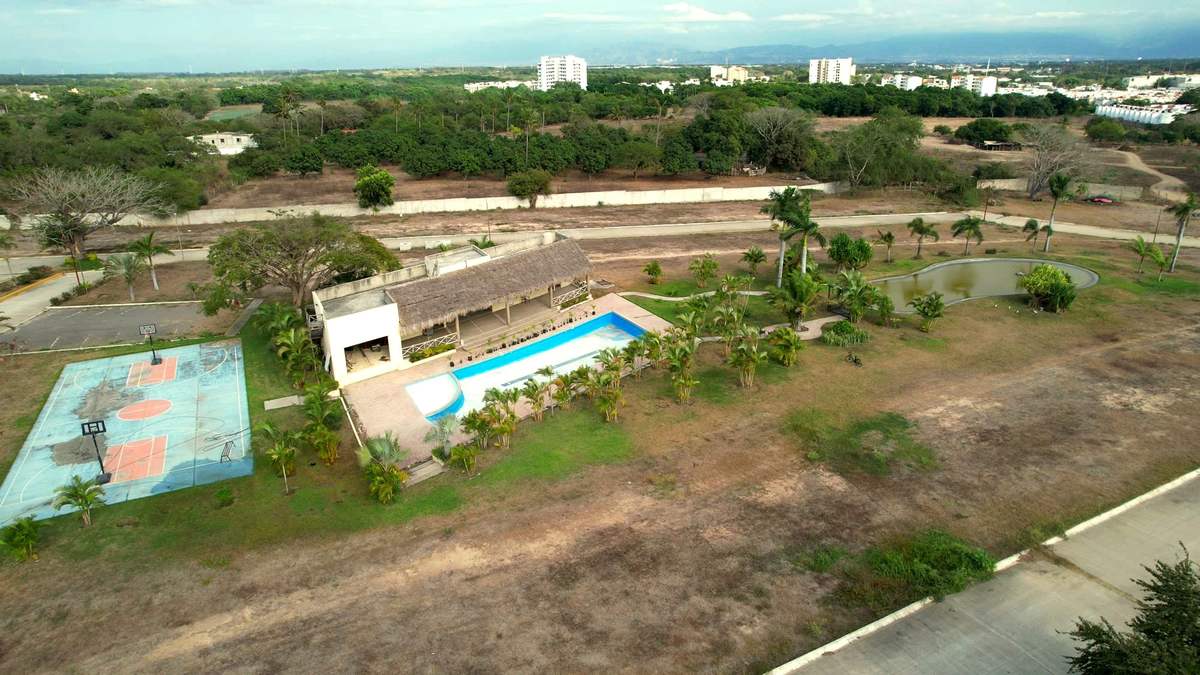 Alberca y palapa de la casa club