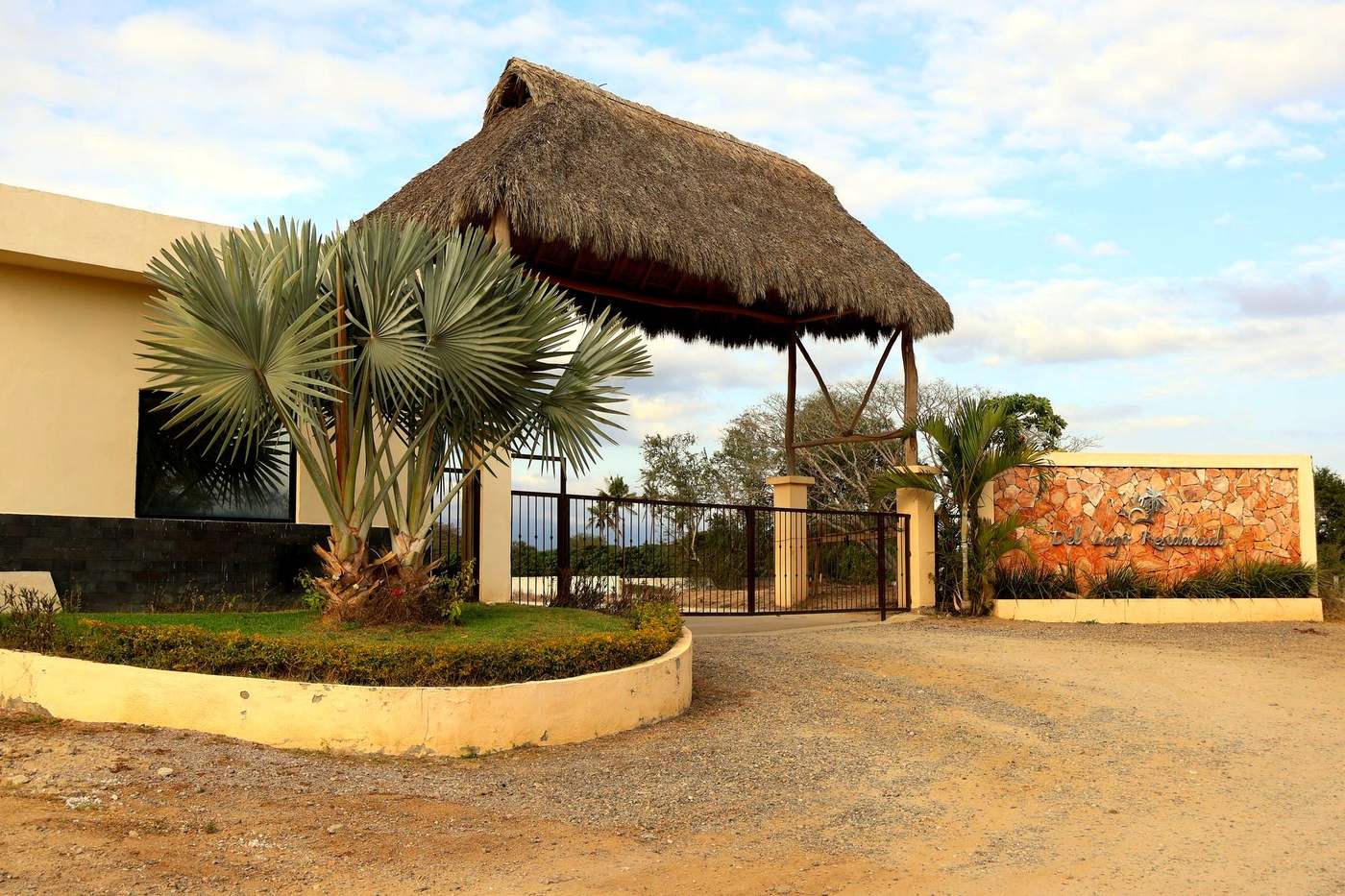 Acceso con palapa y caseta de vigilancia de Del Lago