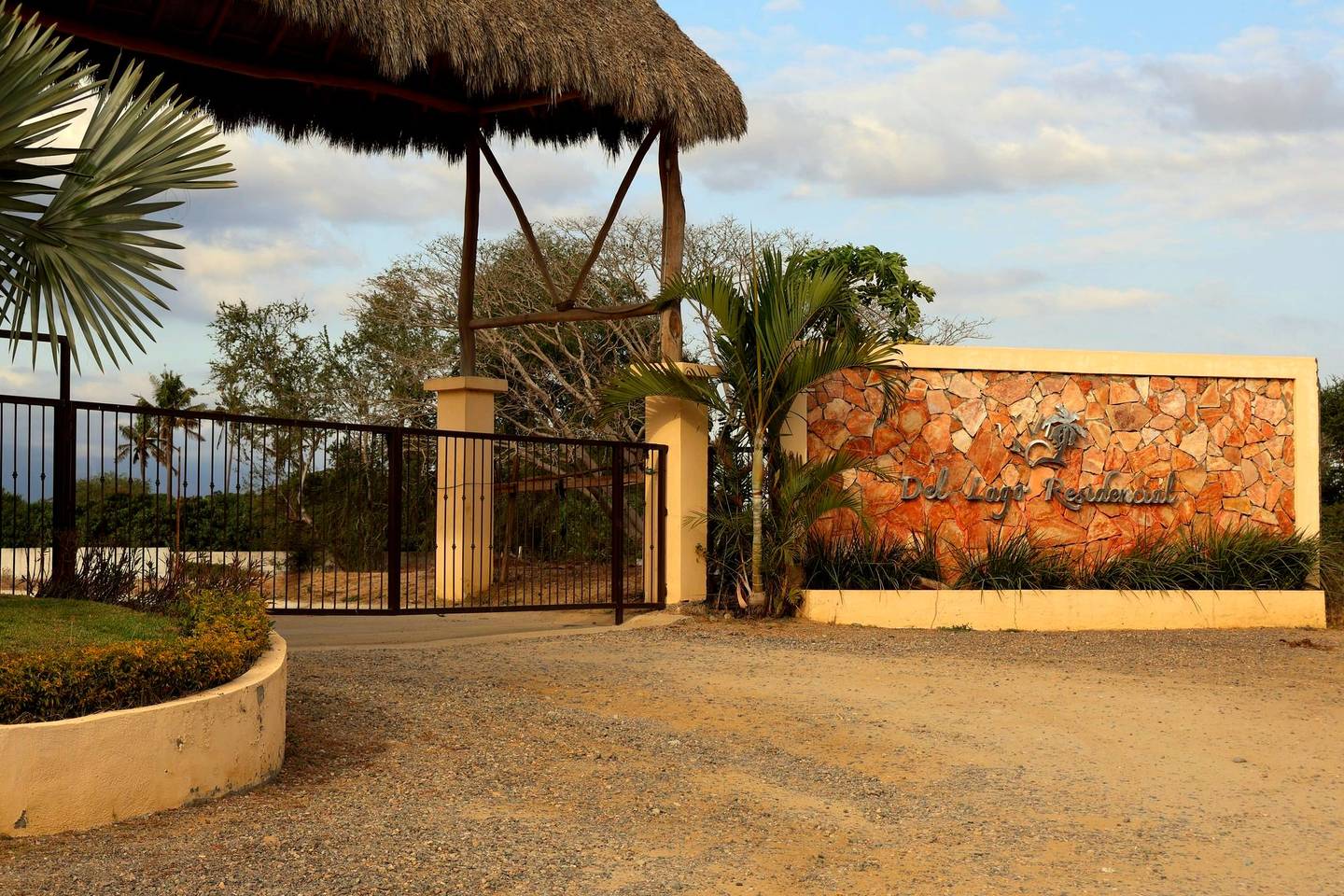 Letrero de acceso de Del Lago Residencial